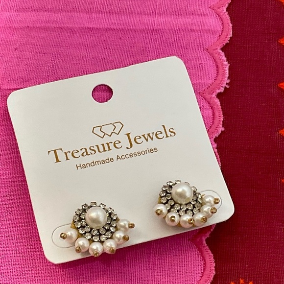 Gold and White Fan Design Earrings with Sparkling Crystals - Picture 3 of 9